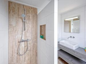 Koupelna v ubytování Cozy & Green Texel Escape for Two + 28 fotografií