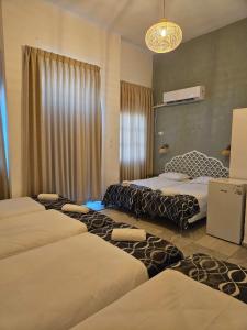 Zimmer mit 4 Betten und einem Kronleuchter in der Unterkunft Atara Hotel in Tiberias