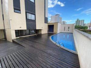 una terraza con piscina en la parte superior de un edificio en Luxuoso Apartamento na Ponta da Areia en São Luís