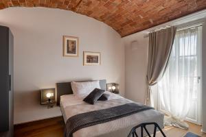 a bedroom with a bed with a brick ceiling at Casa Calleri in Briaglia