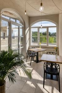 un patio con mesas, sillas y ventanas en Casa Calleri, en Briaglia