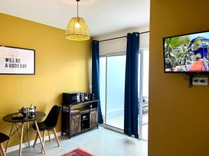 sala de estar con TV, mesa y ventana en Petite Majorelle, en Libourne 6 fotos más