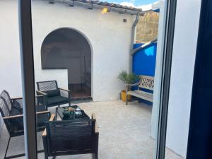Una vista de un patio con una mesa y sillas. en Petite Majorelle, en Libourne