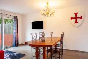 a dining room with a wooden table and chairs at Appart - Le Tropical in Ginasservis
