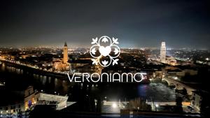 Una señal encendida para una ciudad por la noche en Veroniamo, en Verona