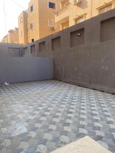 a courtyard with a wall and a tile floor at Via broker in Cairo