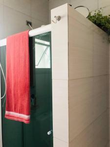 een badkamer met een rode handdoek aan een douche bij Casa-Sobrado próximo à Balsa de Ilha Bela e Rodoviária in São Sebastião