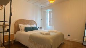 Giường trong phòng chung tại Grândola Suites - Suite Henrique