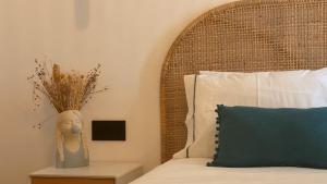 Giường trong phòng chung tại Grândola Suites - Suite Henrique