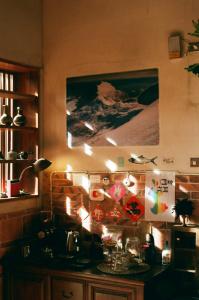 uma cozinha com uma parede com uma imagem na parede em 序室 Narrative em Jinhu