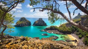 Blick auf einen Strand mit Felsen im Meer in der Unterkunft Pousada Algas Marinhas in Fernando de Noronha