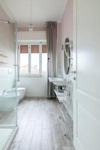 bagno con vasca, lavandino e servizi igienici di Annali Casa vacanze - Shabby style nella natura a La Spezia