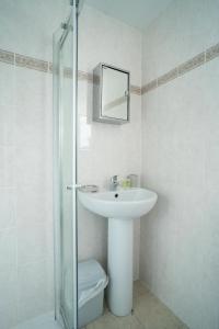 Koupelna v ubytování Darmeid House + 25 fotografií