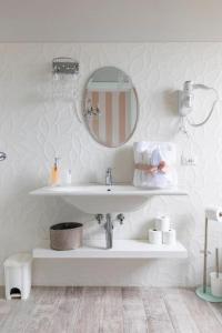 y baño con lavabo y espejo. en Annali Casa vacanze - Shabby style nella natura, en La Spezia