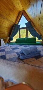 uma cama grande num quarto com uma janela em Seva Villa in Racha em Oni