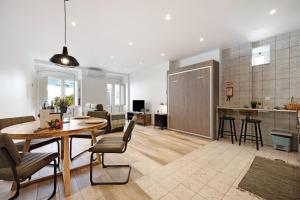 a kitchen and living room with a table and chairs at Villa Xique 11 in Monchique