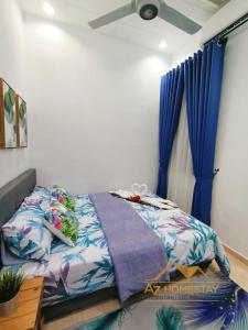 1 dormitorio con cama y cortina azul en AZ Homestay 1 en Kuantan
