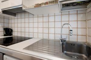 una cocina con fregadero de acero inoxidable en Beach Paradise - Cicerone, en Levanto 21 fotos más