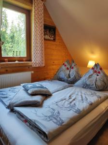 duże łóżko w pokoju z oknem w obiekcie Apartments im Almhaus Bachler w mieście Gundisch