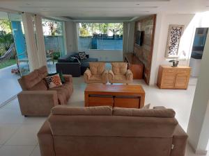 a living room with couches and a coffee table at Paraiso em Angra dos Reis in Angra dos Reis