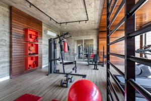 a fitness room with a gym with tread machines at Apartamento pura vida no Parque Una com vaga de garagem. in Pelotas