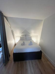 um quarto com uma cama com duas toalhas em Le studio du square: beauval em Romorantin-Lanthenay