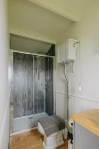 een douche in een badkamer met een glazen douchecabine bij Clover Hut - Snettisham Meadows in Snettisham