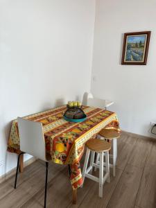 una mesa con un mantel encima en Cocon en Provence, en Marignane