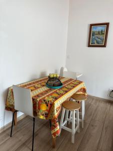 un tavolo con una tovaglia sopra di Cocon en Provence a Marignane