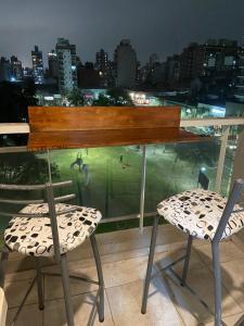 - Balcón con vistas, mesa y 2 sillas en Súpercomodo en Rosario