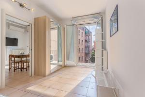 um quarto com vista para um quarto com uma mesa em Porta Maggiore Apartment em Bolonha