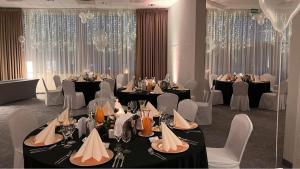 Restaurace v ubytování Hotel Victor Pruszków DeSilva