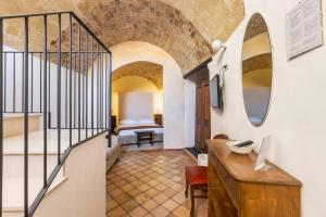 マテーラにあるL' Abbraccio dei Sassiの階段付きの部屋、ベッドルーム1室