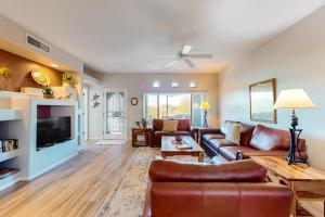 ein Wohnzimmer mit Sofa und Fernseher in der Unterkunft Vistoso Resort Casita #126 in Tortolita