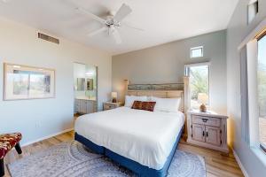 ein Schlafzimmer mit einem Bett und einem Deckenventilator in der Unterkunft Vistoso Resort Casita #126 in Tortolita + 18 Fotos