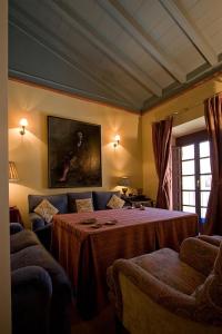 una camera d'albergo con letto e divano di River House a Siviglia