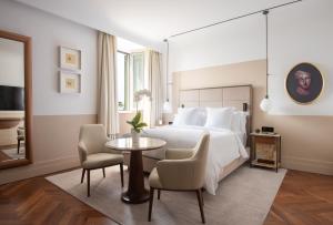 Letto o letti in una camera di San Domenico Palace, Taormina, A Four Seasons Hotel