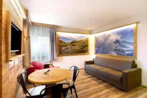 リヴィーニョにあるChalet Leur Gusja Golp Bilocaleのソファとテーブルのあるリビングルーム