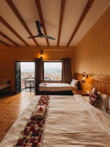 1 dormitorio con cama grande y ventana grande en Hotel Tourist Residency, en Pokhara