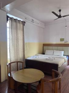 Uma cama ou camas num quarto em JN Hotel
