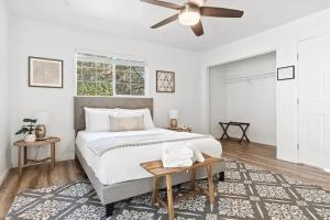 1 dormitorio con 1 cama y ventilador de techo en Brookside Cottage en Mariposa
