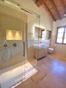 y baño con ducha y lavamanos. en Relais Poggio Del Melograno en Montecatini Val di Cecina