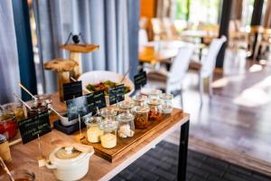 uma mesa com frascos de comida em cima em M2 Resort Wellness & Spa em Ostrowo