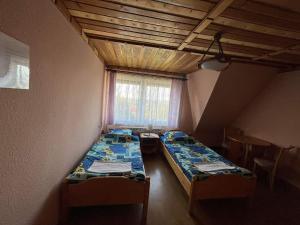 a room with two beds and a window at Willa Koniaków in Koniaków