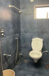 Un baño con inodoro y ducha en HOME STAY in ground floor, en Chennai