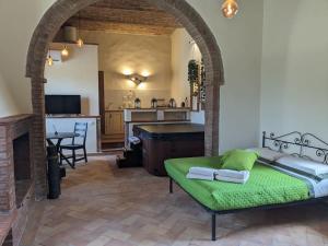 a living room with a bed and a kitchen at Relax nella jacuzzi in Toscana in Colle di Val d'Elsa