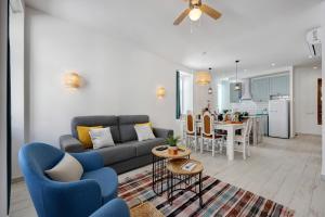 a living room with a couch and a table at Villa Xique 9 in Monchique