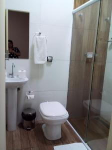 La salle de bains est pourvue de toilettes, d'une douche et d'un lavabo. dans l'établissement Hotel Cidade Aventura, à Socorro