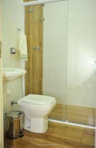 a bathroom with a toilet and a glass shower at Hotel Cidade Aventura in Socorro