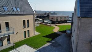 una vista aérea de un patio entre dos edificios en Schlei-Koje 8, en Schleswig